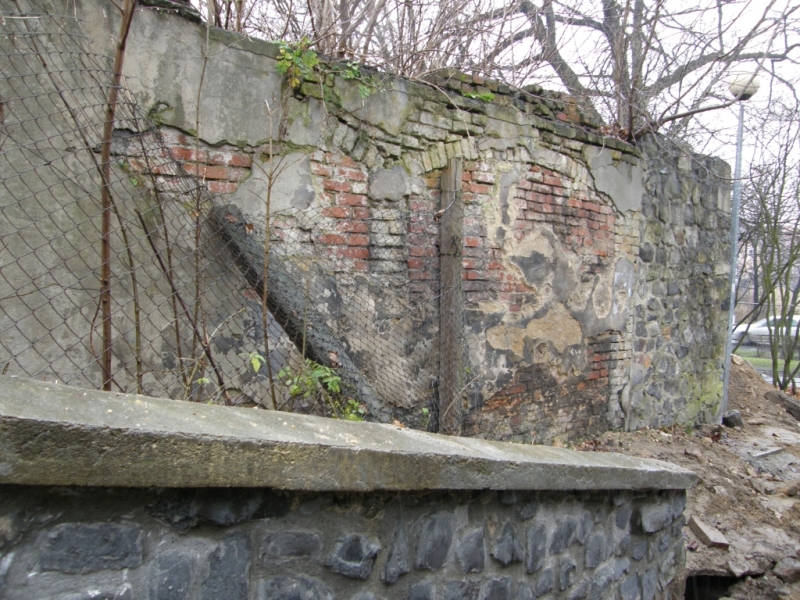 Mury okalające teren dawnej łaźni miejskiej.Fot.T.Bernacki.jpg