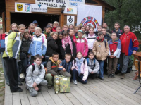 Uczniowie z Zawidowa z trofeami.jpg