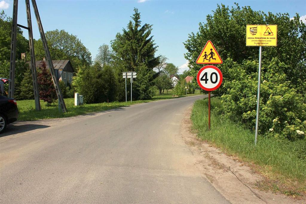 Jedna ze zmodernizowanych przez samorządo powiatu dróg lokalnych (Large).jpg